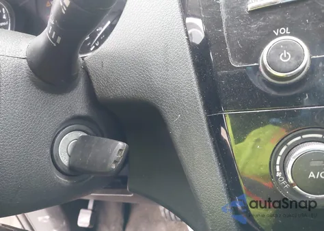 2014 Nissan Rogue S z USA, uszkodzony, nr VIN 5N1AT2MV2EC762843